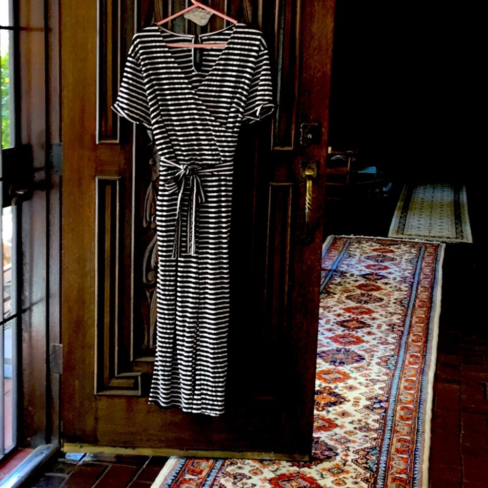 No manufacture name. Purchased on Amazon.   65% polyester, 35% cotton